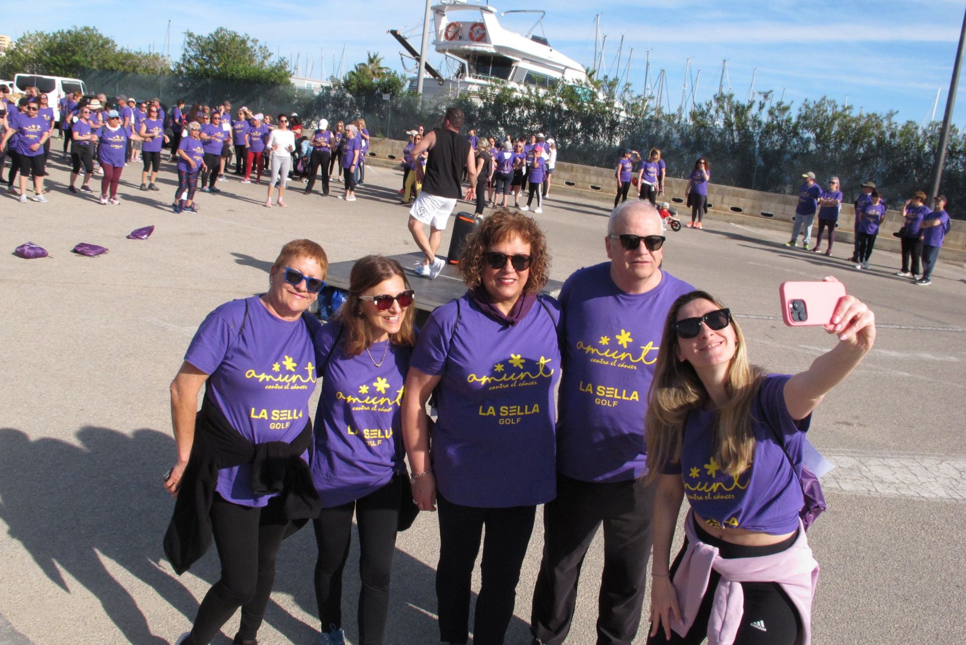 Cientos de personas salen a la calle en Dénia por la lucha contra el cáncer