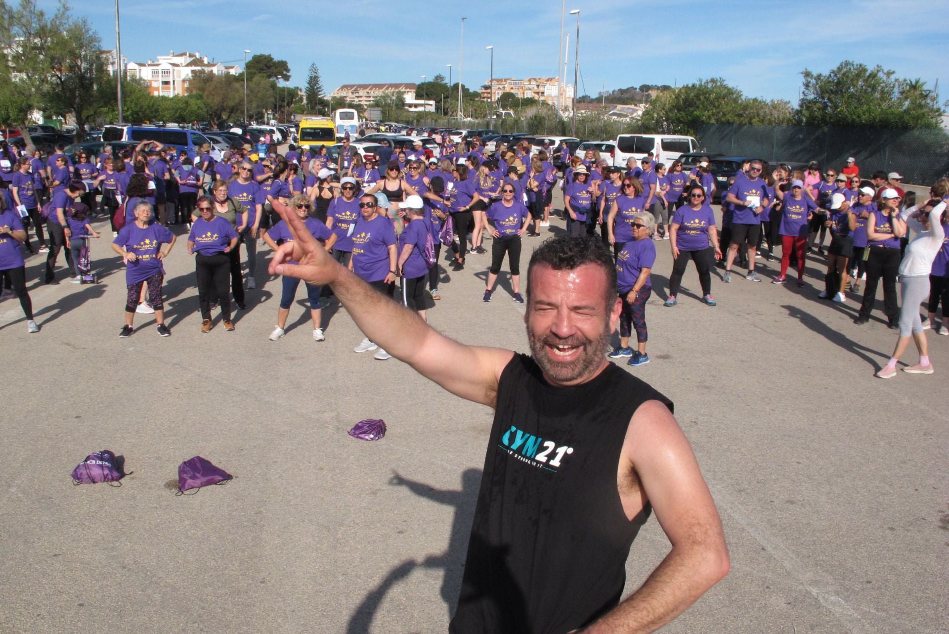 Cientos de personas salen a la calle en Dénia por la lucha contra el cáncer