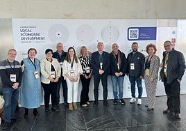 Delegación del Ayuntamiento de Villena, encabezada por la edil de Desarrollo Económico, Paula García.