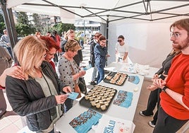 Vecinos disfrutan de la actividad este martes en Elda.