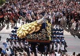La Virgen de la Alegría procesiona por delante del Ayuntamiento de Alicante en 2023.