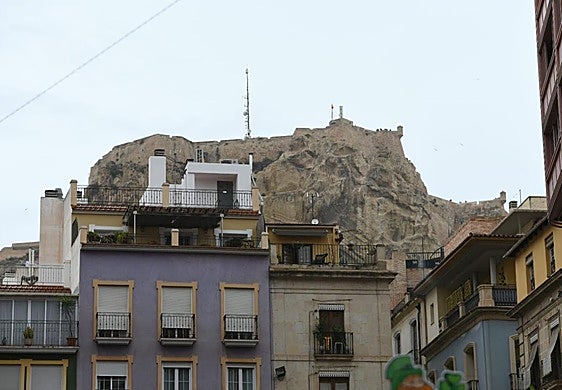 Vista del Castillo de Santa Bárbara en un día nublado.