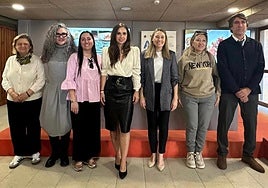 Las concejalas de Turismo, Ana Poquet, y de Comercio, Lidia López, con los representantes de asociaciones de hostelería y restauración.