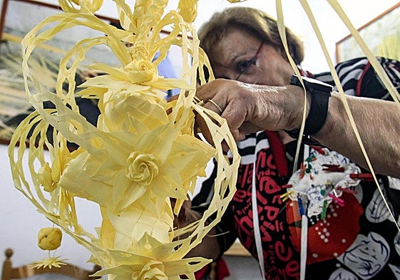 Detalle de trabajo de la palma blanca, en los talleres.