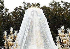 Pasos de Semana Santa cubiertos por la lluvia.