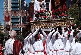 Paso de la Sentencia de Jesús por la Carrera Oficial.
