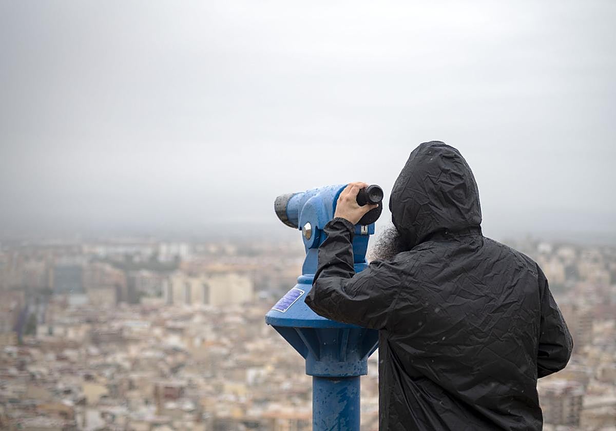 Cielo cubierto sobre la ciudad de Alicante.