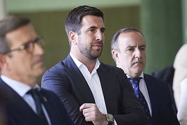El presidente de Cox Energy, Enrique Riquelme, durante la reunión de la Comisión de Seguimiento de Abengoa en el Campus de Palmas Altas.
