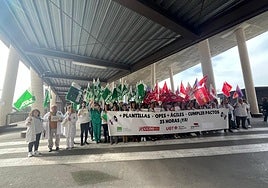 Concentración en el Hospital General de Elche celebrada este jueves.