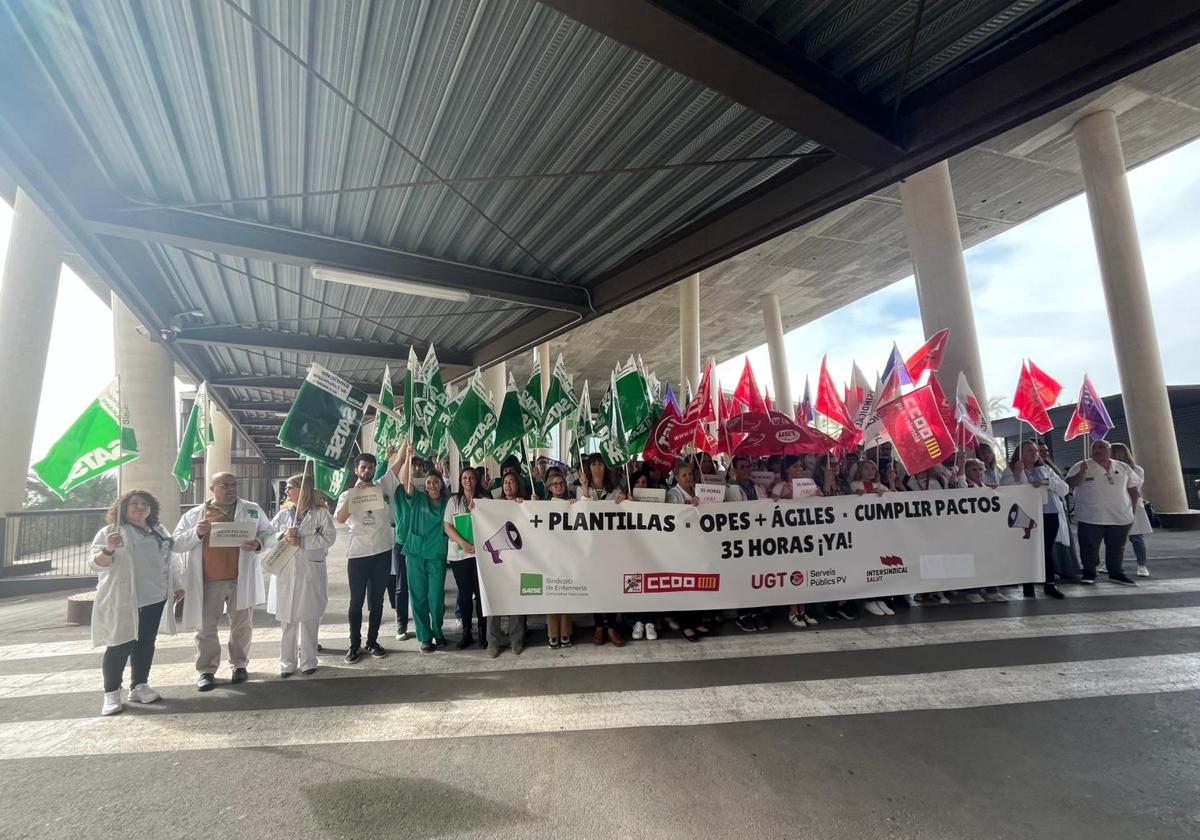 Los sindicatos se concentran en Elche para exigir un «compromiso real» con la Sanidad pública