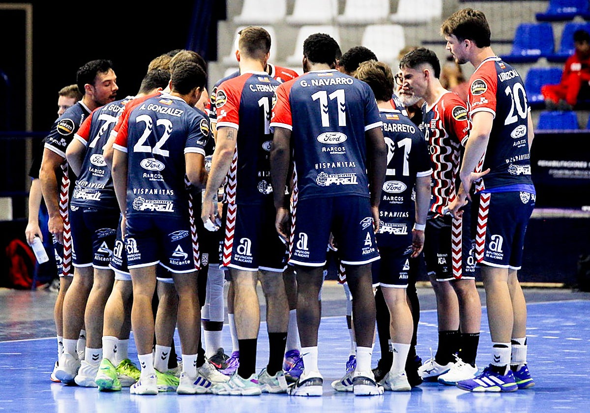 El EÓN Horneo Alicante, durante un tiempo muerto en el choque copero.