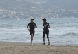 Cayetano Rivera entrena con el Doctor Aldo en la playa de San Juan.