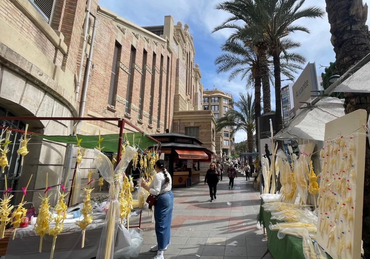 El Mercado Central de Alicante, epicentro de la venta de palmas para el Domingo de Ramos