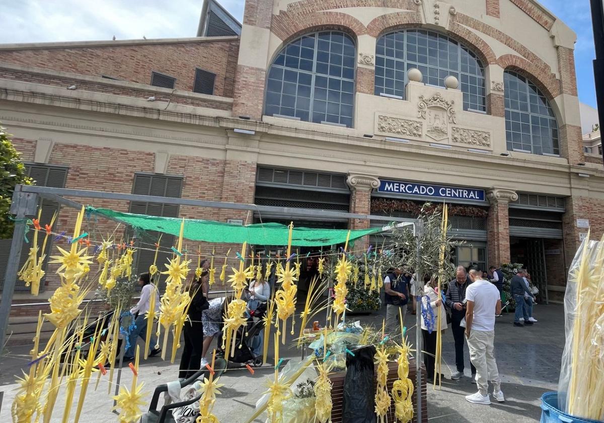 Imagen principal - 1. Puesto de palmas en la plaza del 25 de Mayo. | 2 y 3: Palmas blancas de la familia de Juan Moreno.