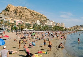 Bañistas en la playa del Postiguet, en imagen de archivo.