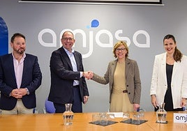 Los responsables de Acciona, con la alcaldesa de Xàbia, Rosa Cardona.