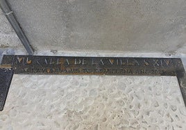 Inscripción en la muralla medieval en el Casco Histórico.