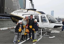Escobar, en el centro, junto a su esposa y sus tres hijos, momentos antes de comenzar el fatídico vuelo. New York.