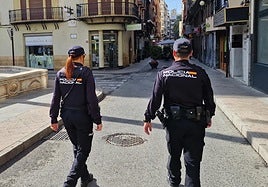 Agentes de la Policía Nacional en el centro de Elche.