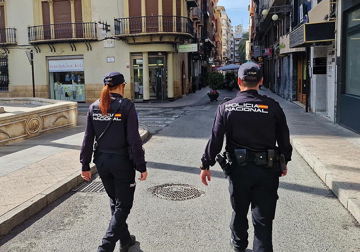 Agentes de la Policía Nacional en el centro de Elche.