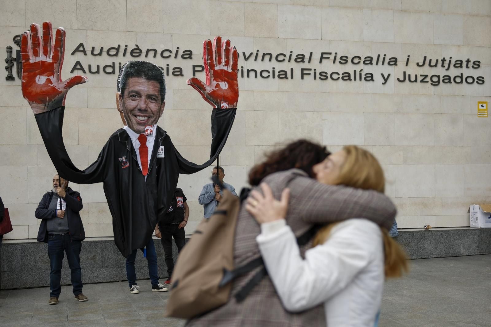 Imagen secundaria 1 - Pradas Arrives at Court Amid Shouts of &#039;Murderers&#039;