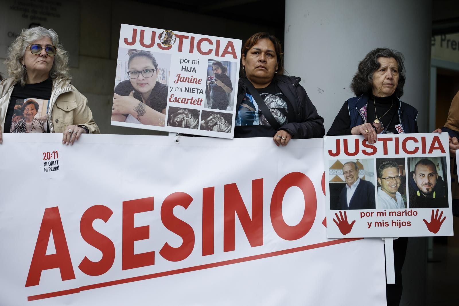 Imagen secundaria 1 - Victims and Families Greet Pradas and Argüeso with Shouts of &#039;Murderers&#039;