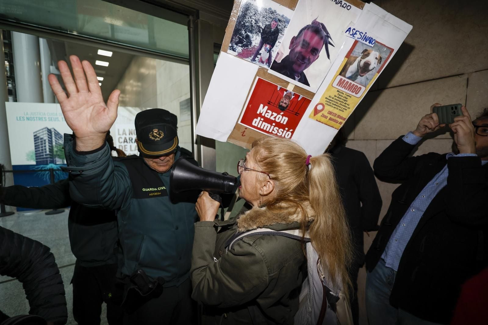 Imagen secundaria 2 - Victims and Families Greet Pradas and Argüeso with Shouts of &#039;Murderers&#039;