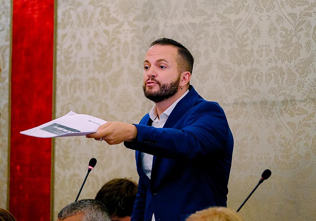 El portavoz de Compromís en el Ayuntamiento de Alicante, Rafa Mas, durante un pleno.