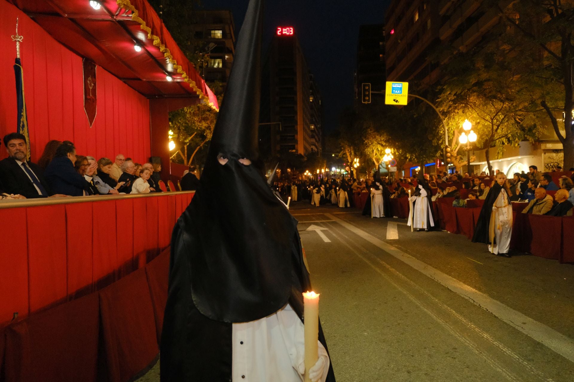 Las procesiones del Domingo de Ramos cruzan la carrera oficial de Alicante
