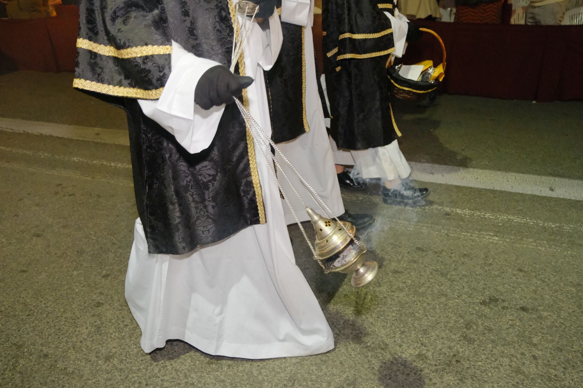 Las procesiones del Domingo de Ramos cruzan la carrera oficial de Alicante