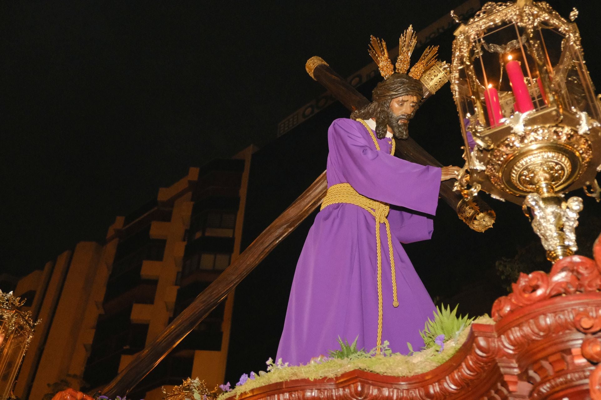 Las procesiones del Domingo de Ramos cruzan la carrera oficial de Alicante