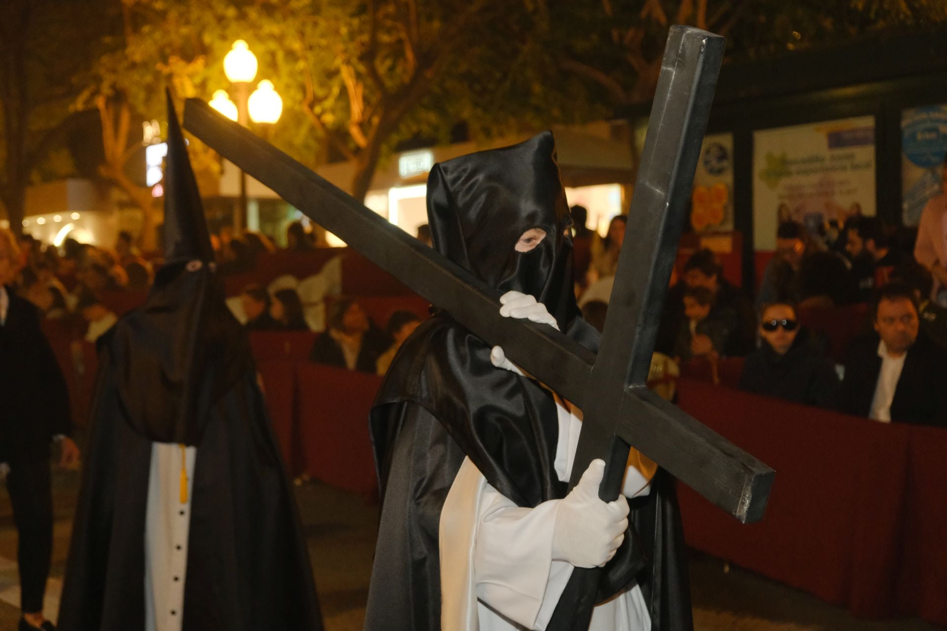 Las procesiones del Domingo de Ramos cruzan la carrera oficial de Alicante