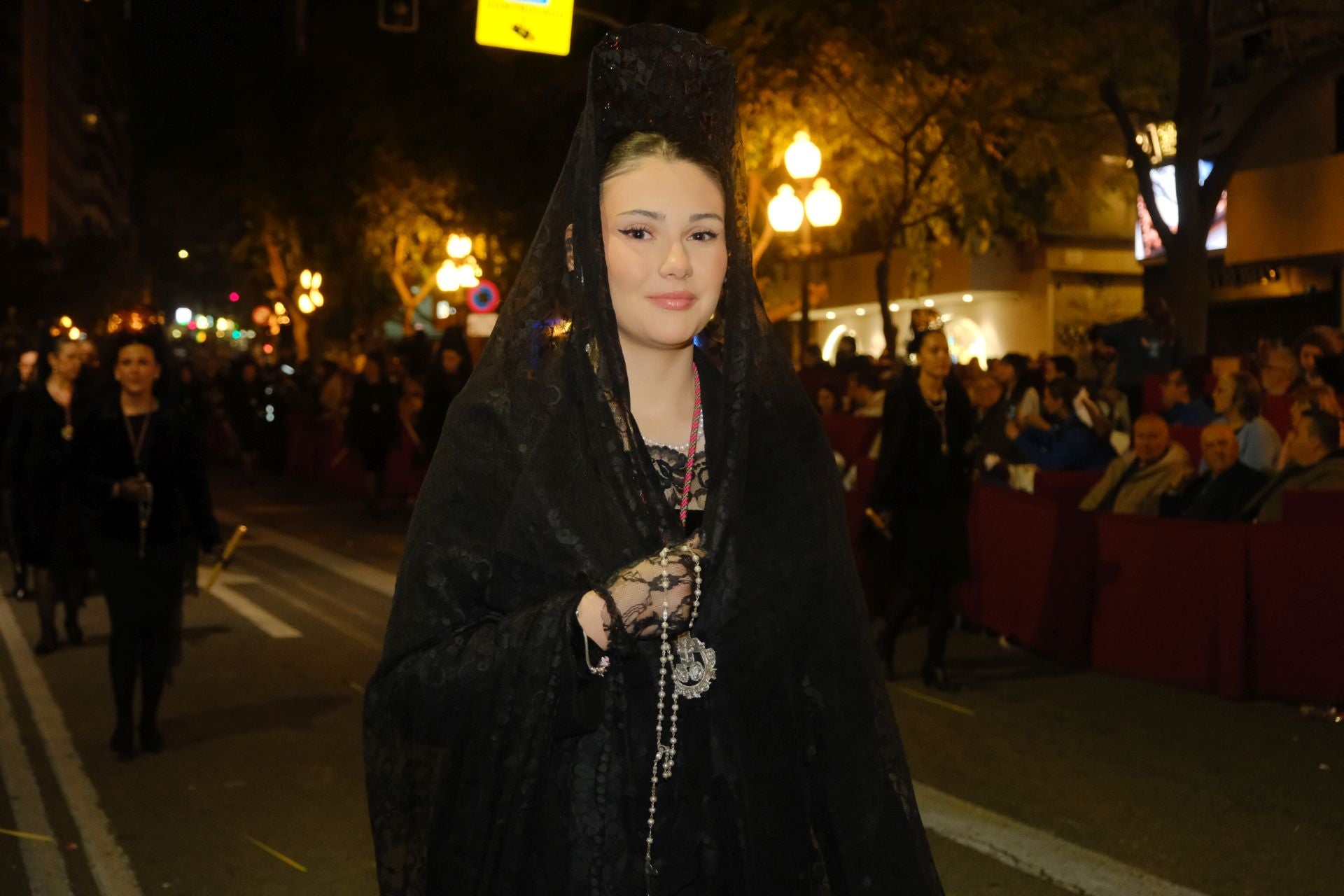 Las procesiones del Domingo de Ramos cruzan la carrera oficial de Alicante
