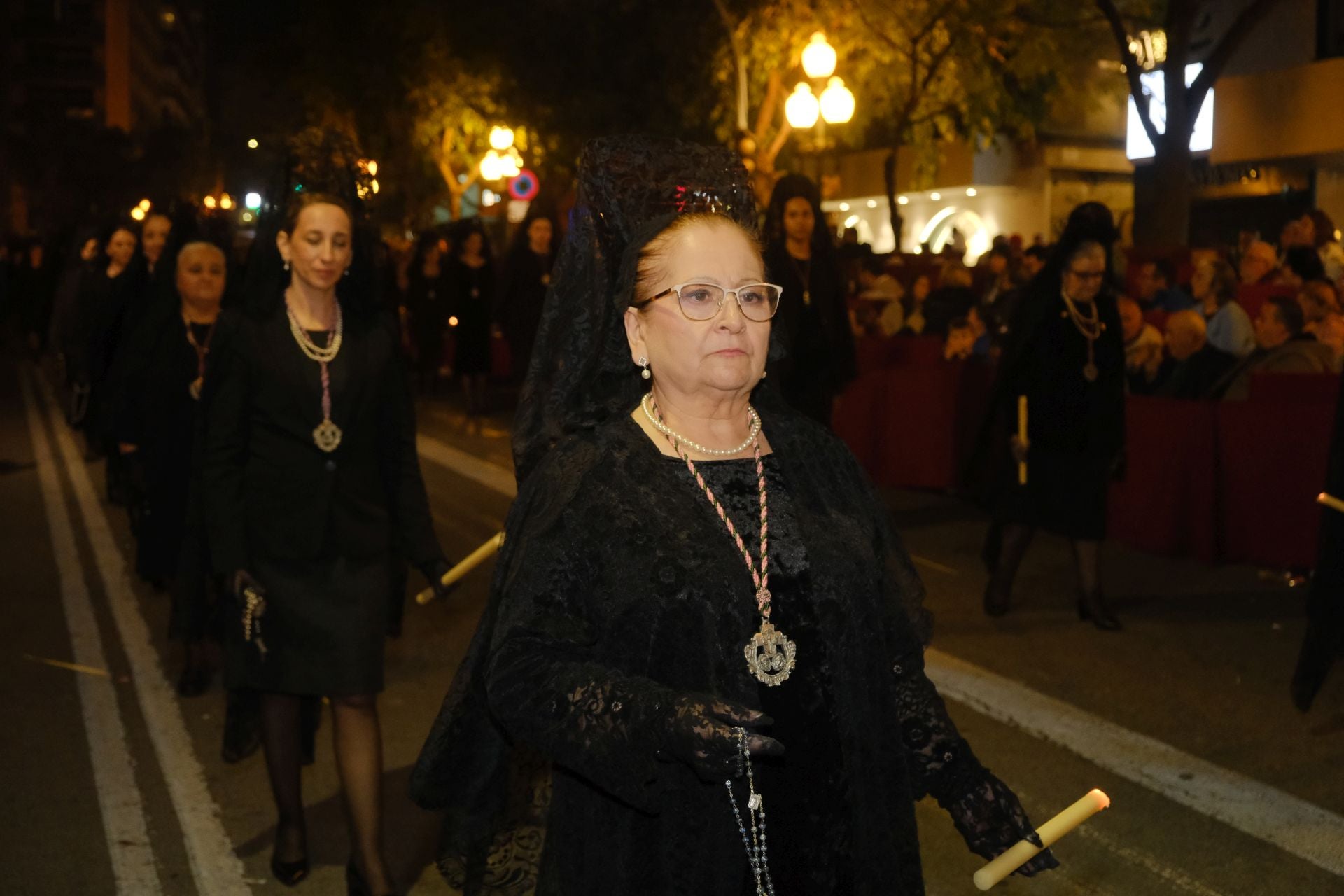Las procesiones del Domingo de Ramos cruzan la carrera oficial de Alicante