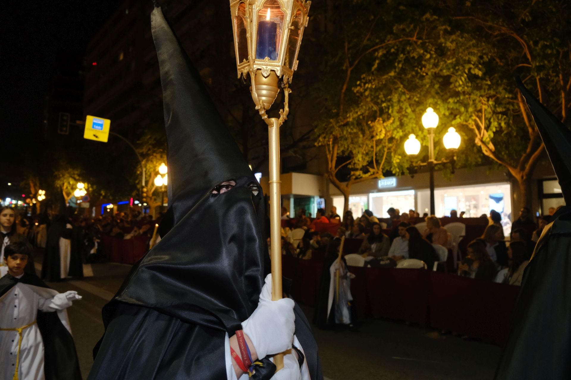 Las procesiones del Domingo de Ramos cruzan la carrera oficial de Alicante