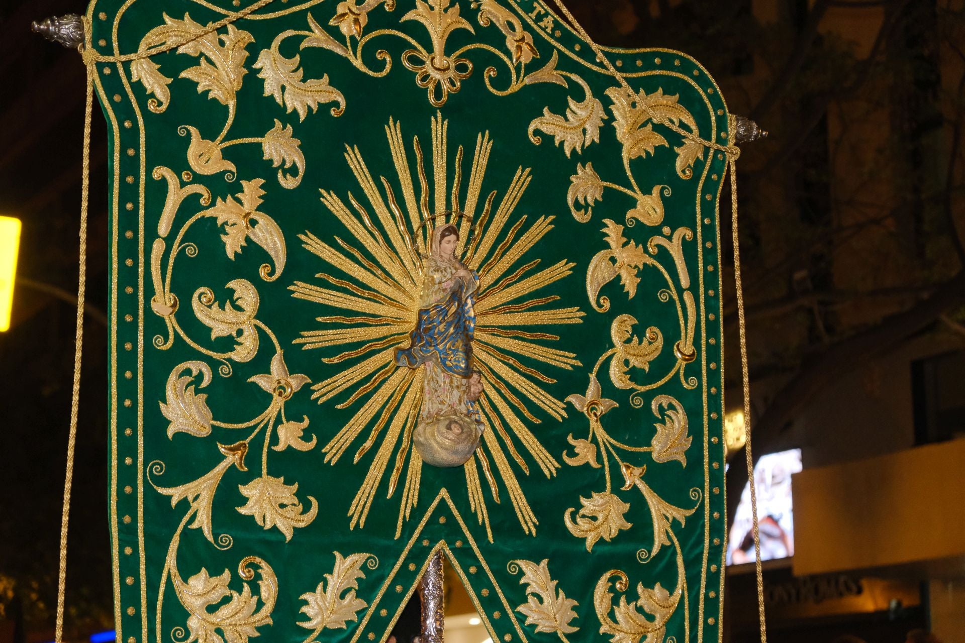 Las procesiones del Domingo de Ramos cruzan la carrera oficial de Alicante