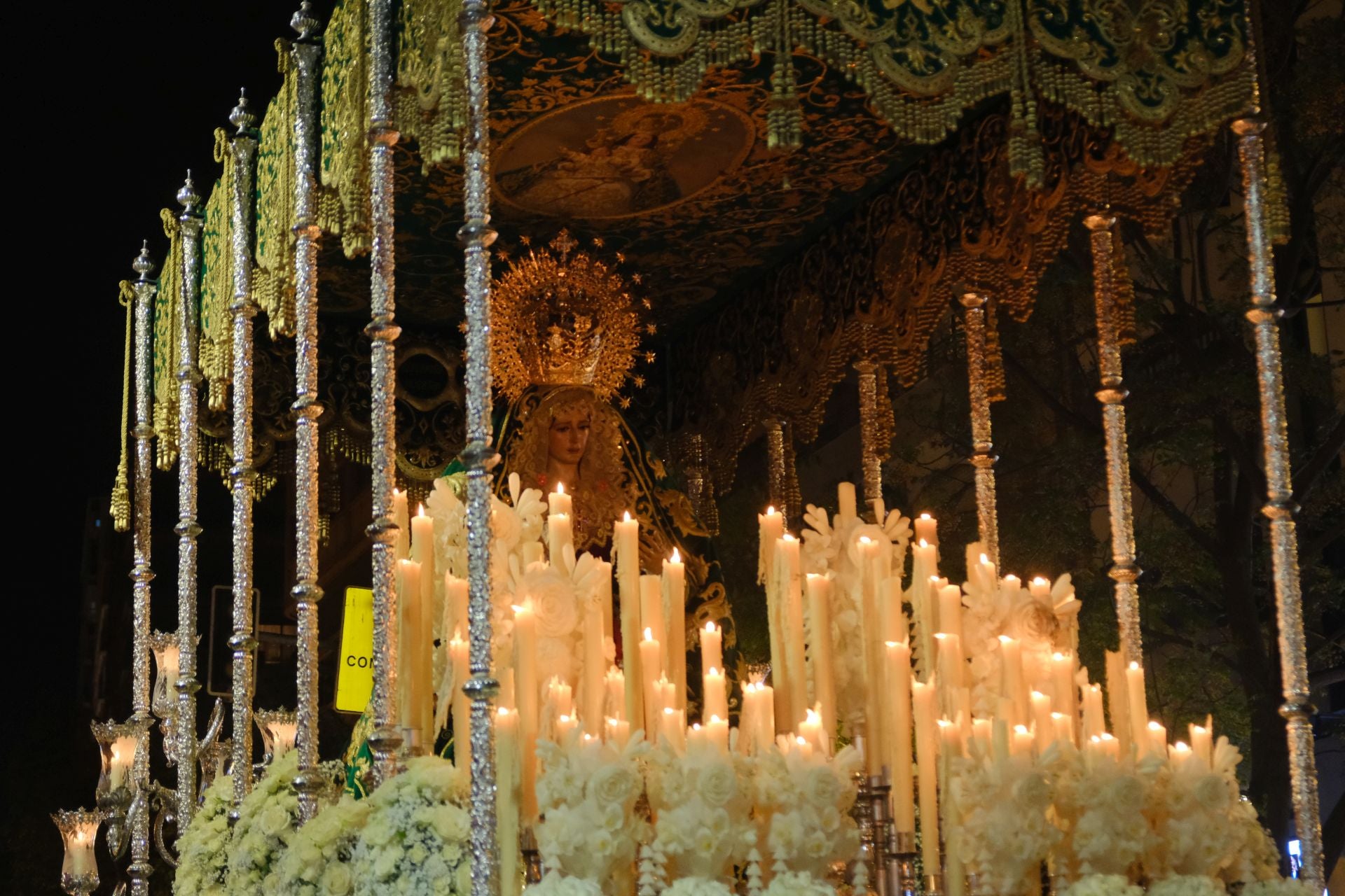 Las procesiones del Domingo de Ramos cruzan la carrera oficial de Alicante