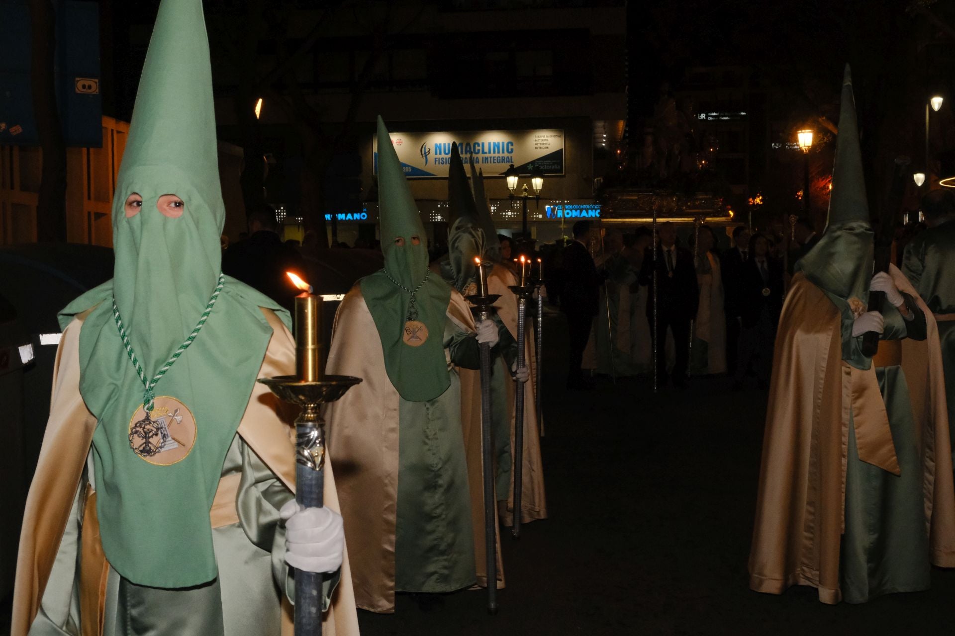 Las procesiones del Domingo de Ramos cruzan la carrera oficial de Alicante