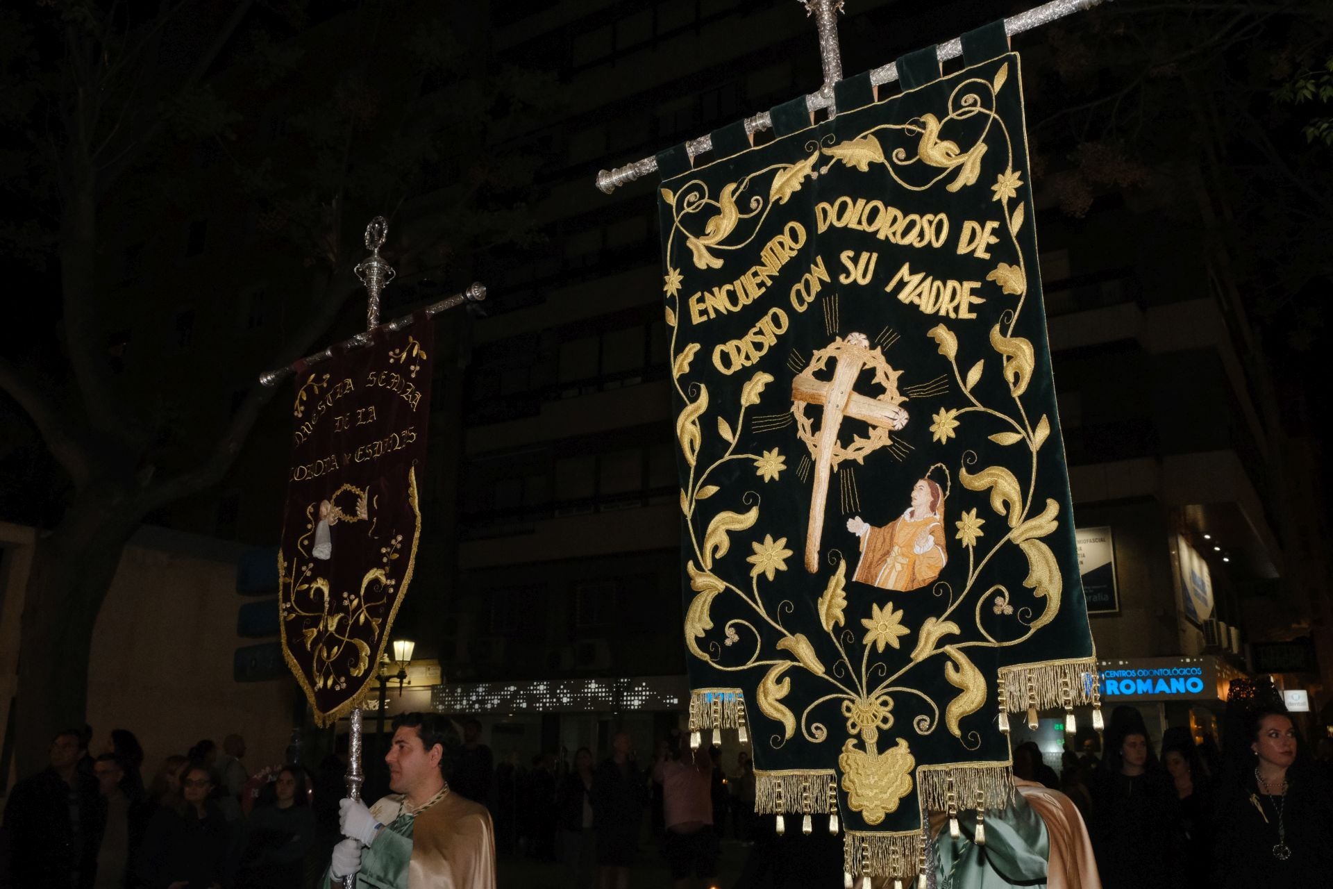 Las procesiones del Domingo de Ramos cruzan la carrera oficial de Alicante