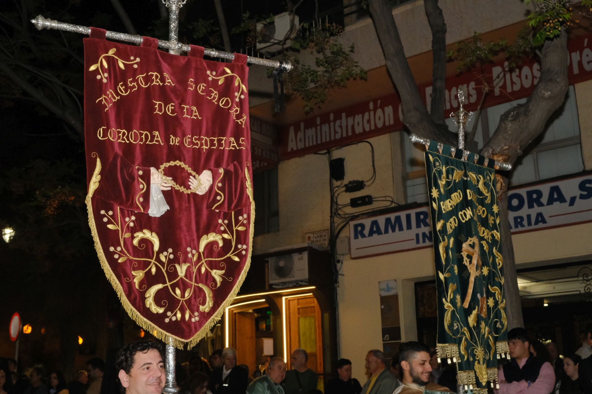 Las procesiones del Domingo de Ramos cruzan la carrera oficial de Alicante