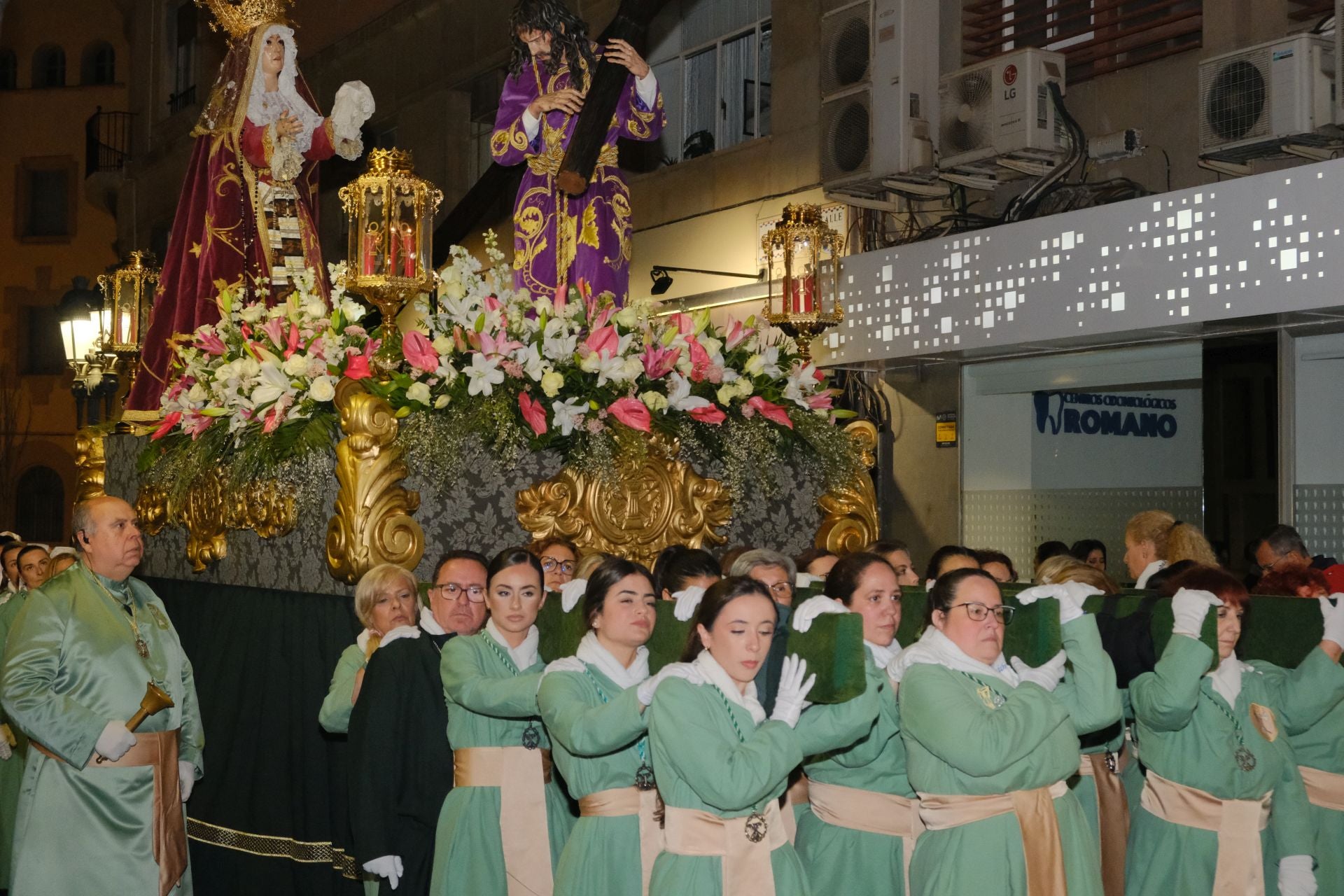 Las procesiones del Domingo de Ramos cruzan la carrera oficial de Alicante
