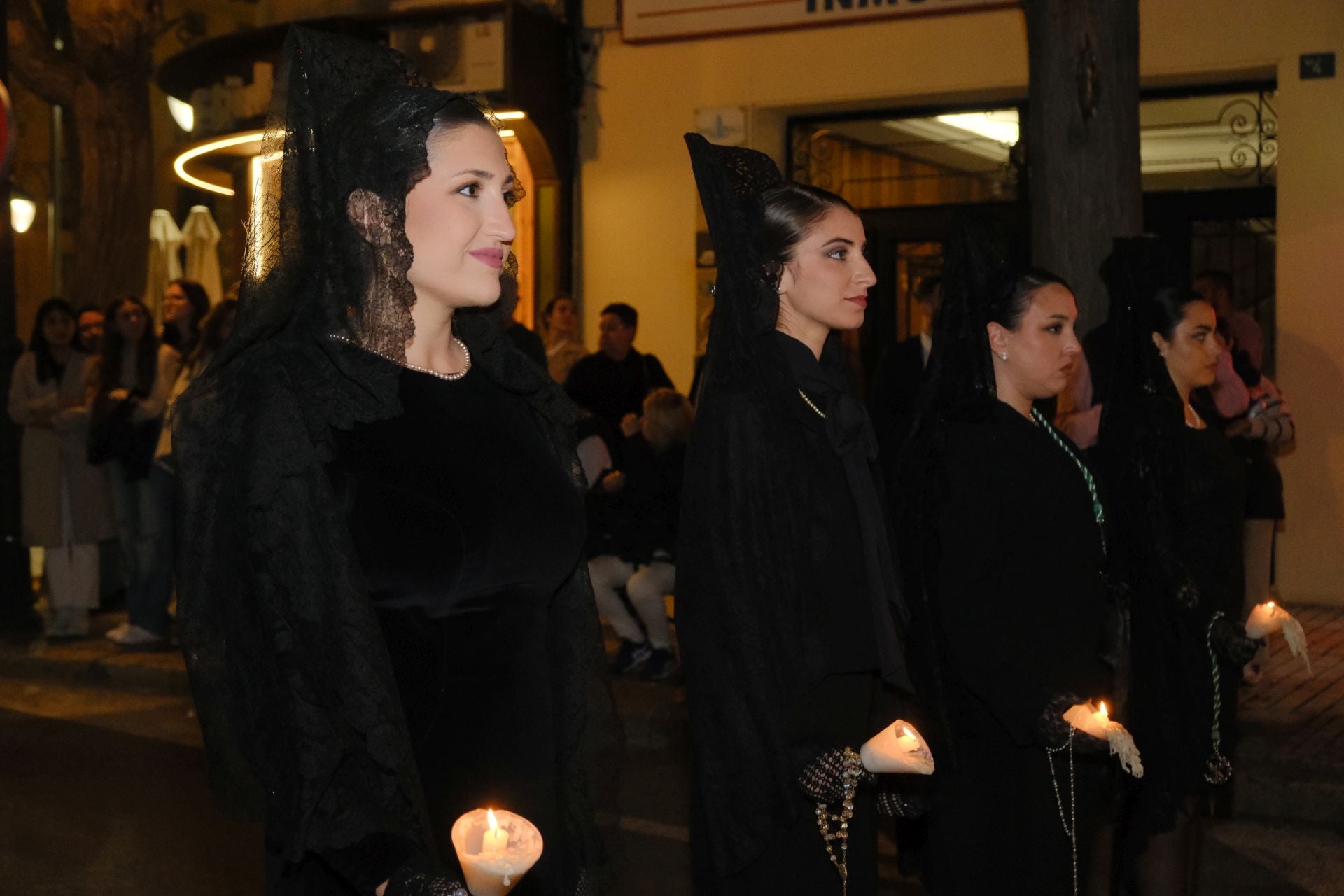 Las procesiones del Domingo de Ramos cruzan la carrera oficial de Alicante