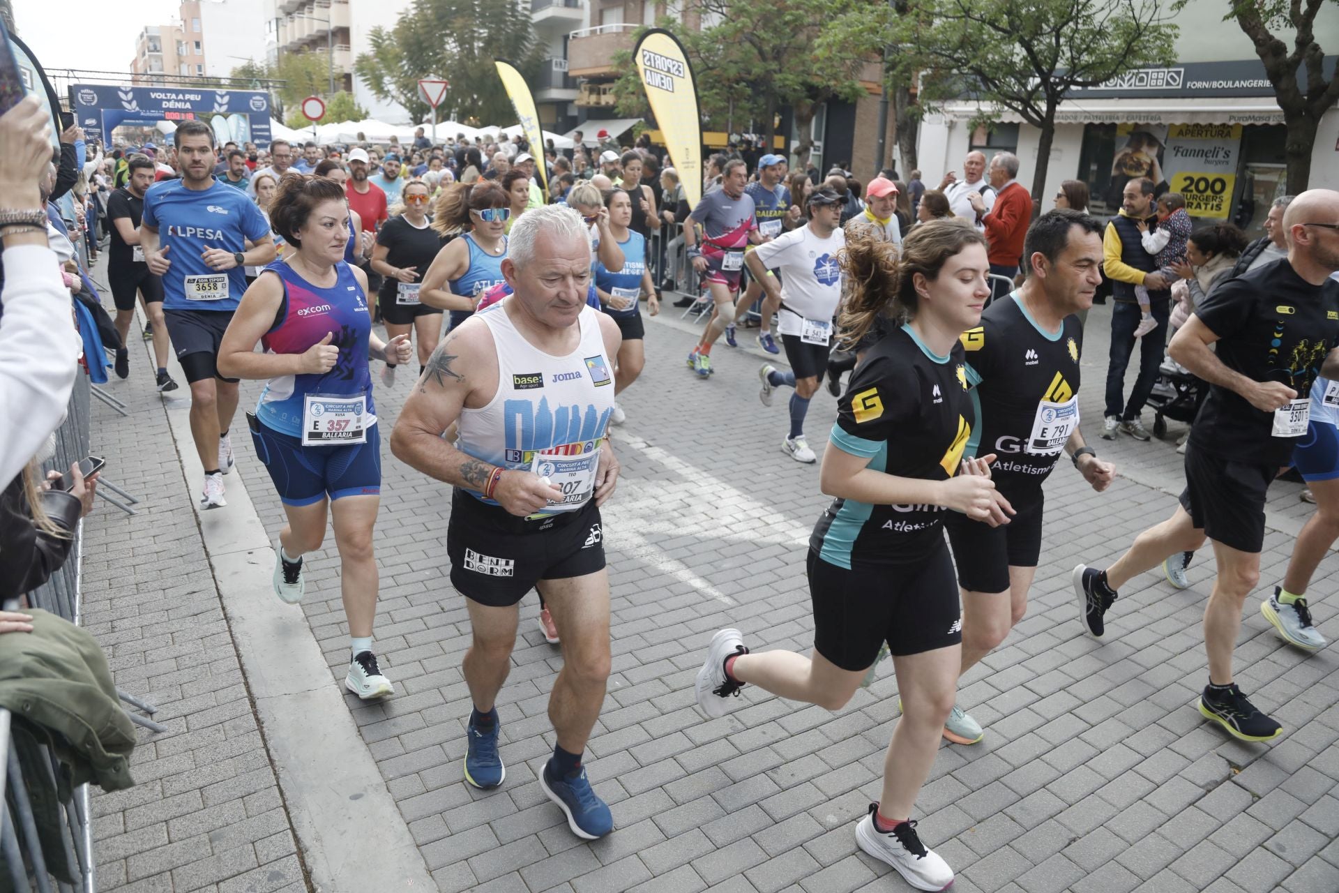 Búscate en las fotos de la Volta a Peu de Dénia