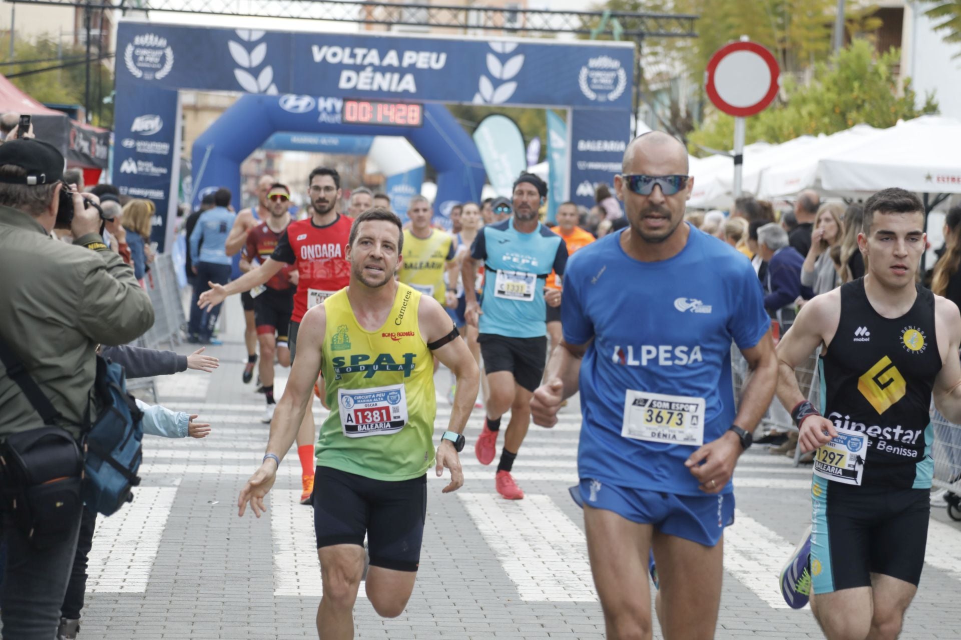 Búscate en las fotos de la Volta a Peu de Dénia