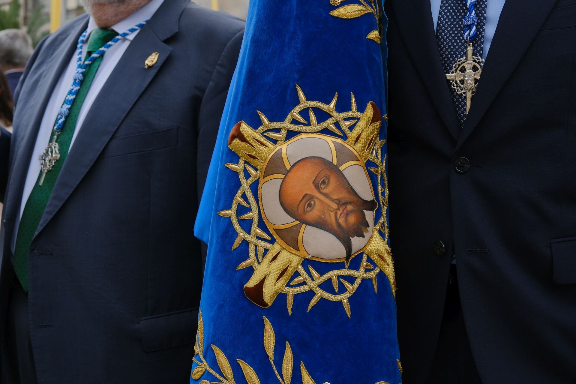 &#039;La Burrita&#039; procesiona por las calles de Alicante e inaugura la Semana Santa