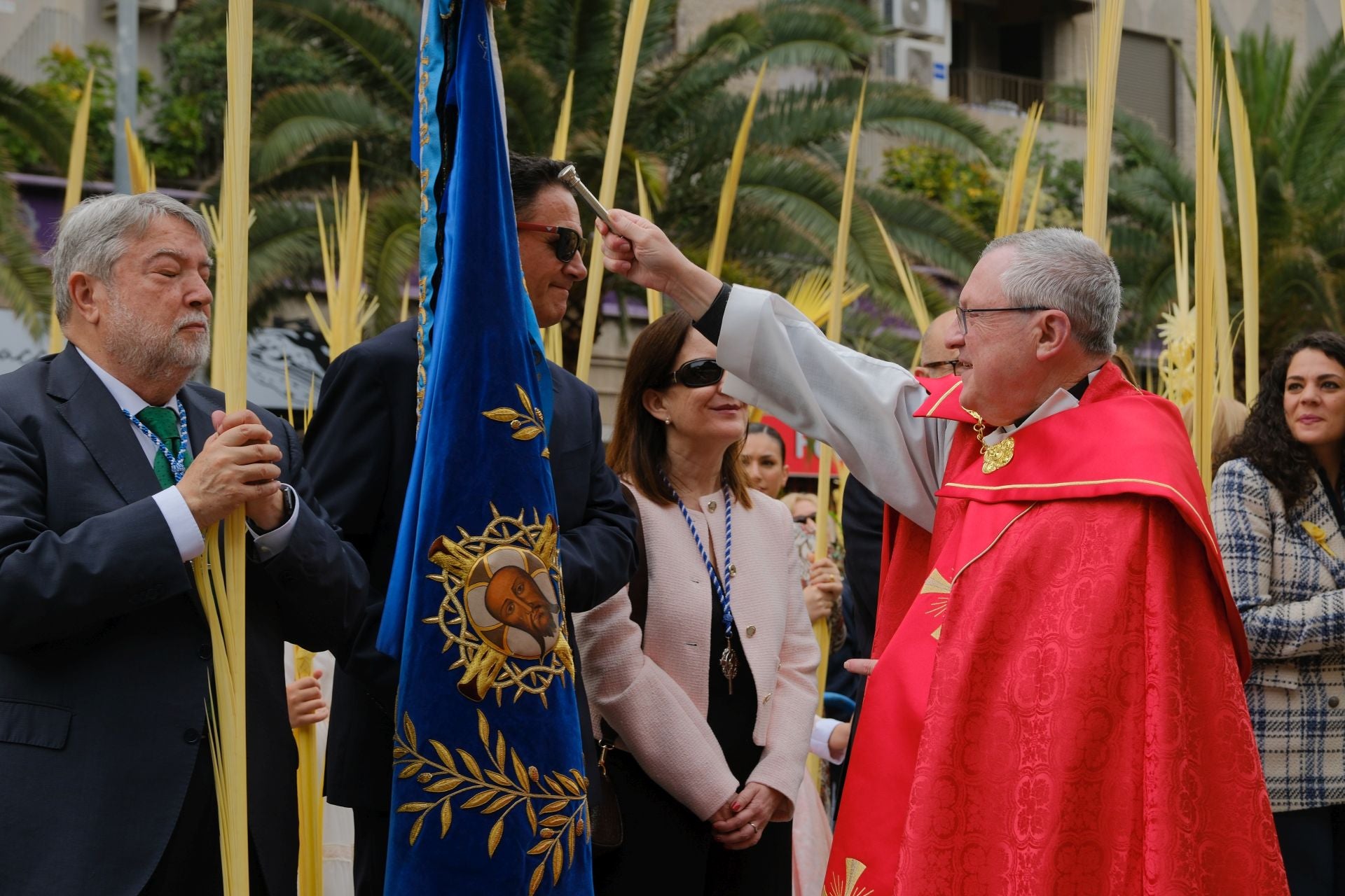 &#039;La Burrita&#039; procesiona por las calles de Alicante e inaugura la Semana Santa
