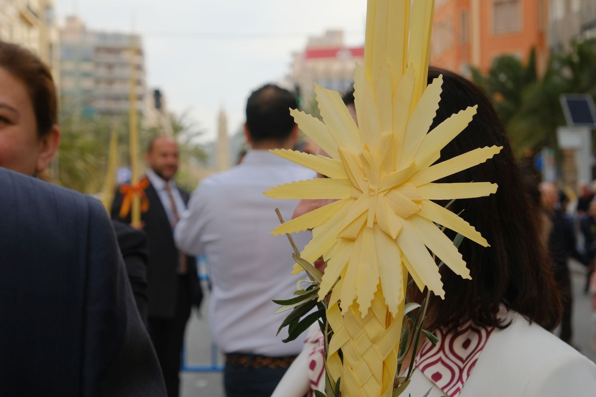 &#039;La Burrita&#039; procesiona por las calles de Alicante e inaugura la Semana Santa