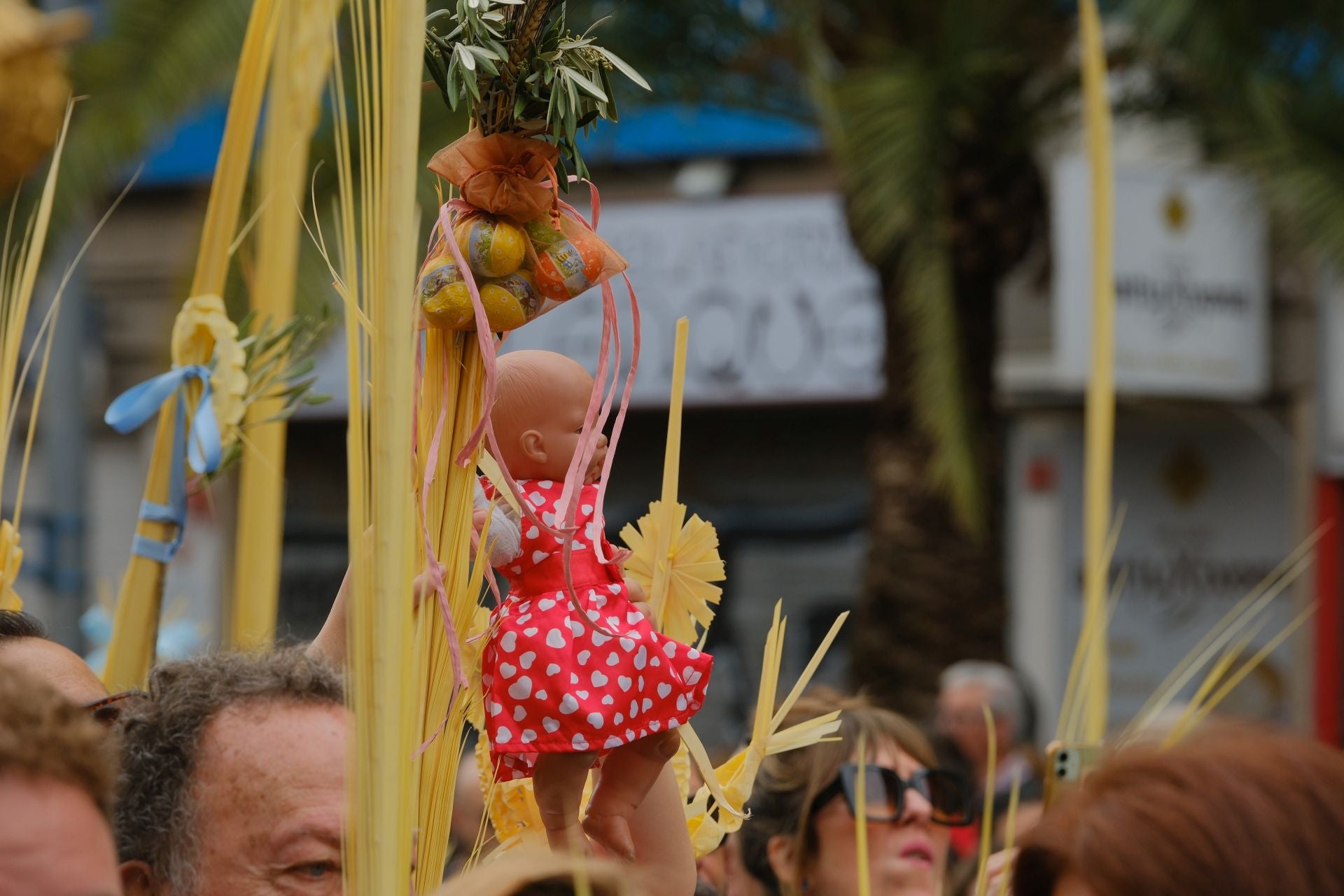 &#039;La Burrita&#039; procesiona por las calles de Alicante e inaugura la Semana Santa