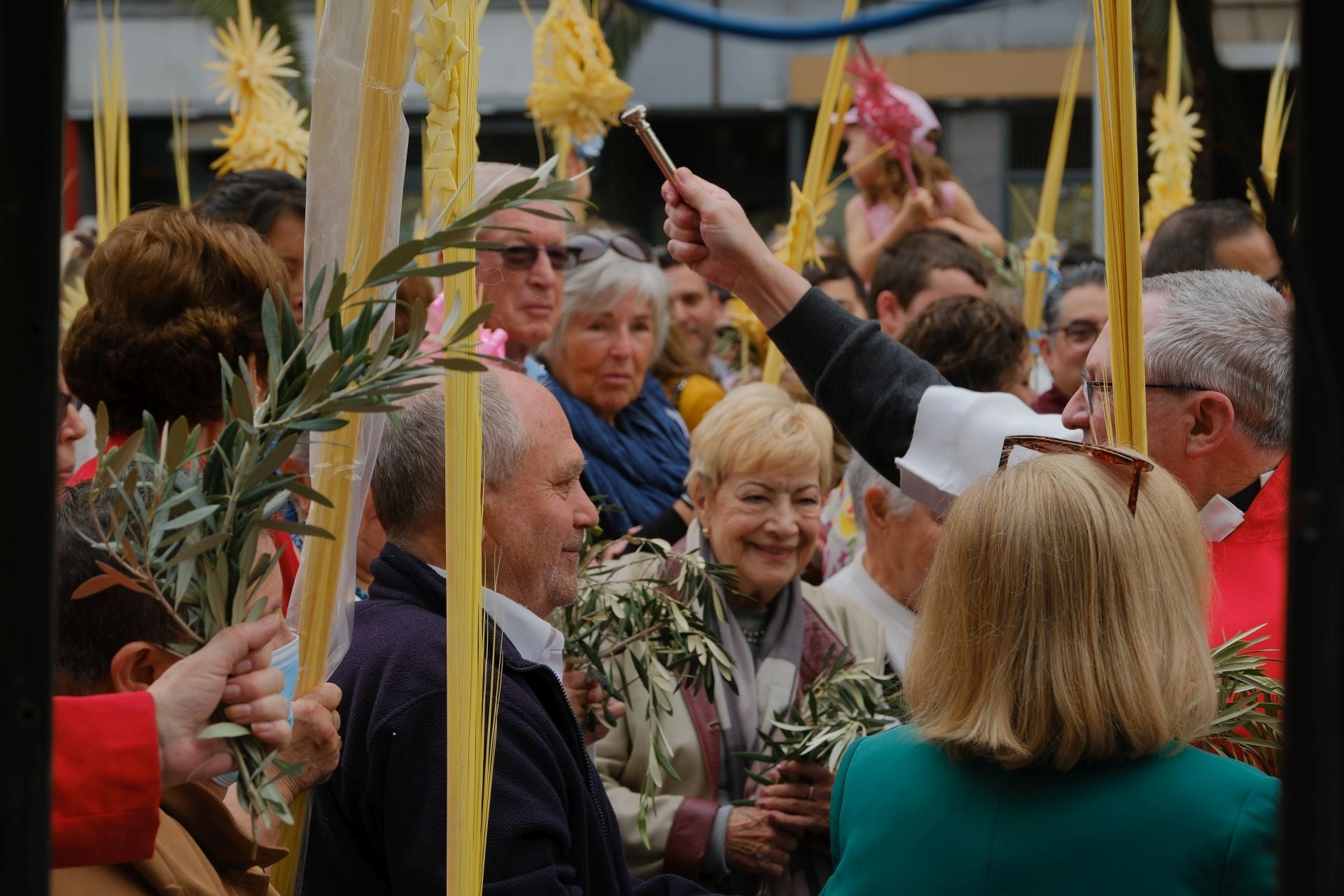 &#039;La Burrita&#039; procesiona por las calles de Alicante e inaugura la Semana Santa