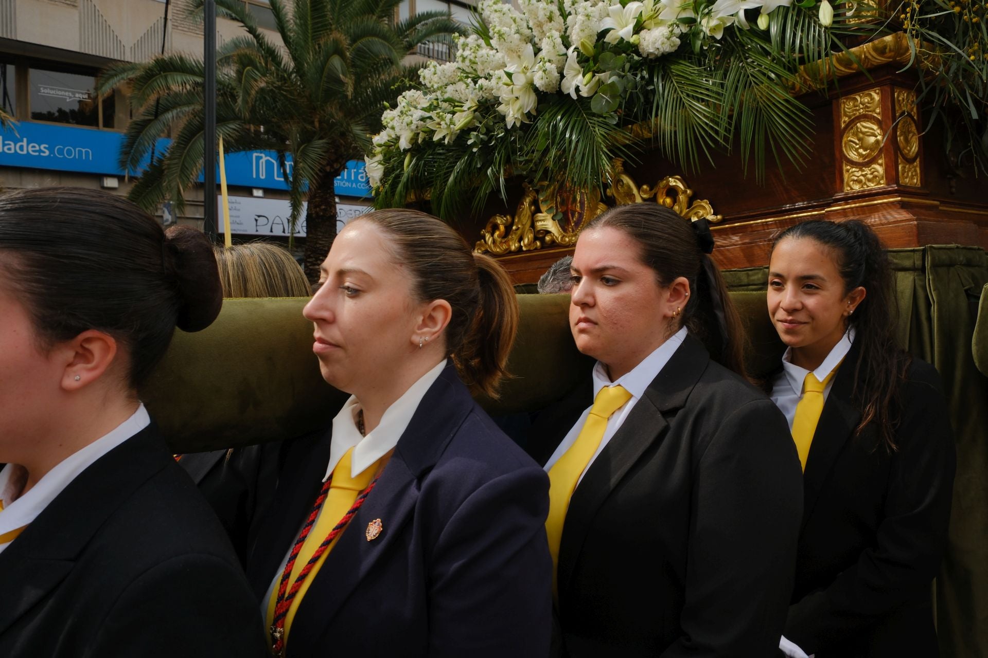 &#039;La Burrita&#039; procesiona por las calles de Alicante e inaugura la Semana Santa